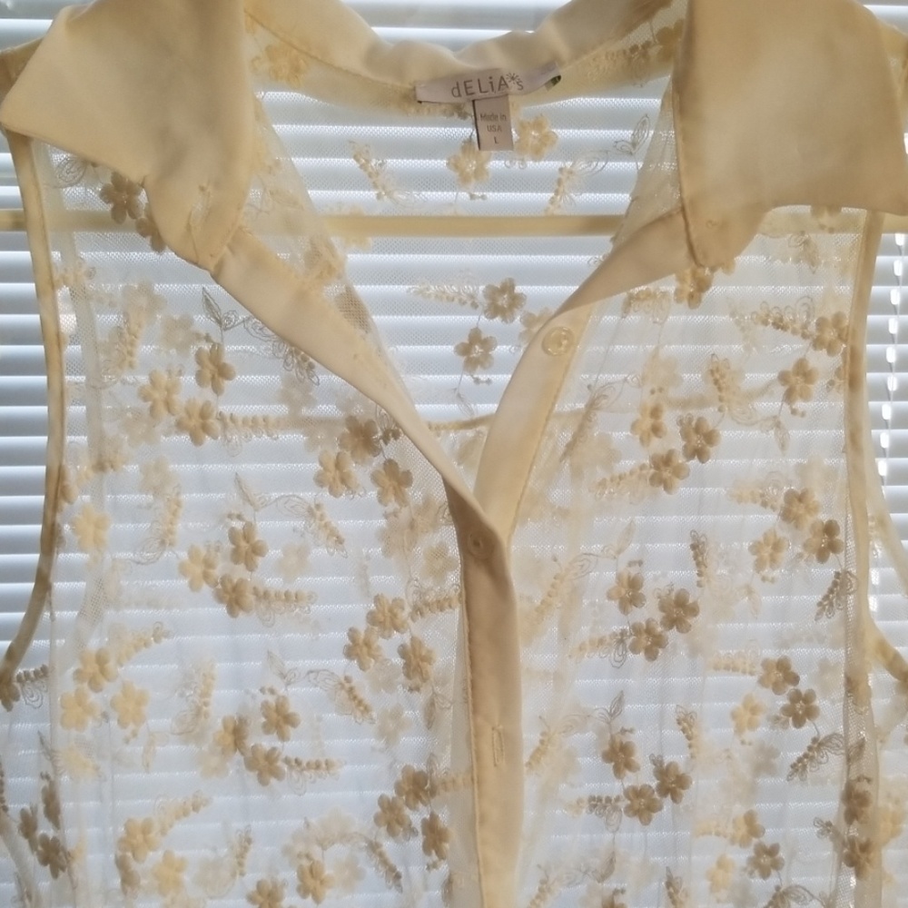 Sleeveless button-up top